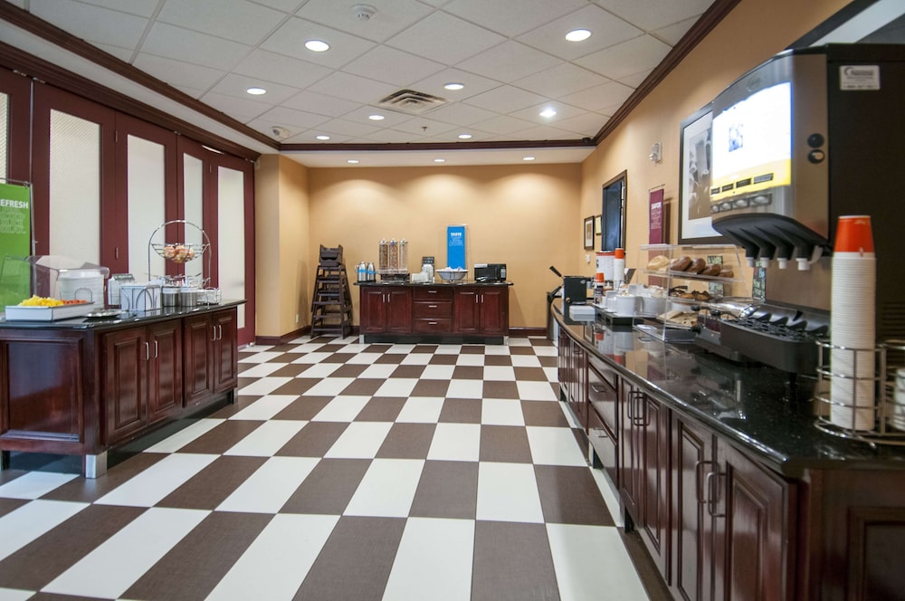 Hampton Inn & Suites Waxahachie - photo 31