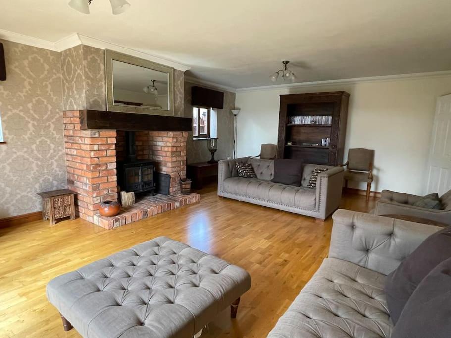 Spacious Home 6 large bedrooms full sky package sleeps 14 — 4-Star Luxury Hotel in Towcester, United Kingdom