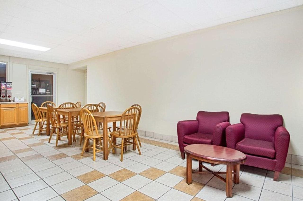 Bristol Parkway Inn - photo 9
