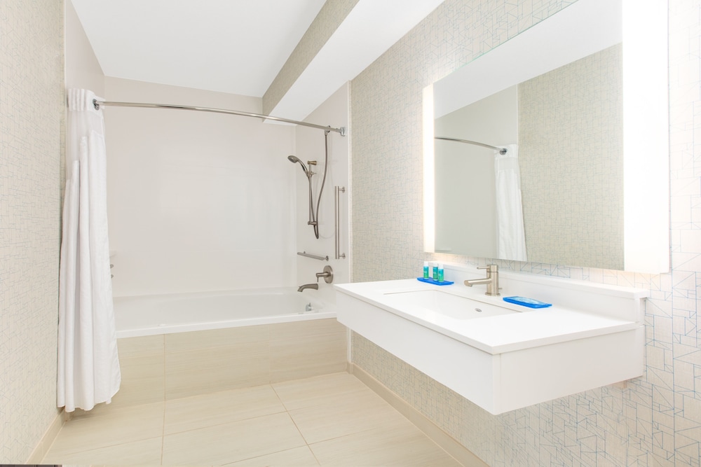 Holiday Inn Express Hotel & Suites Seaside Convention Center by IHG - photo 31