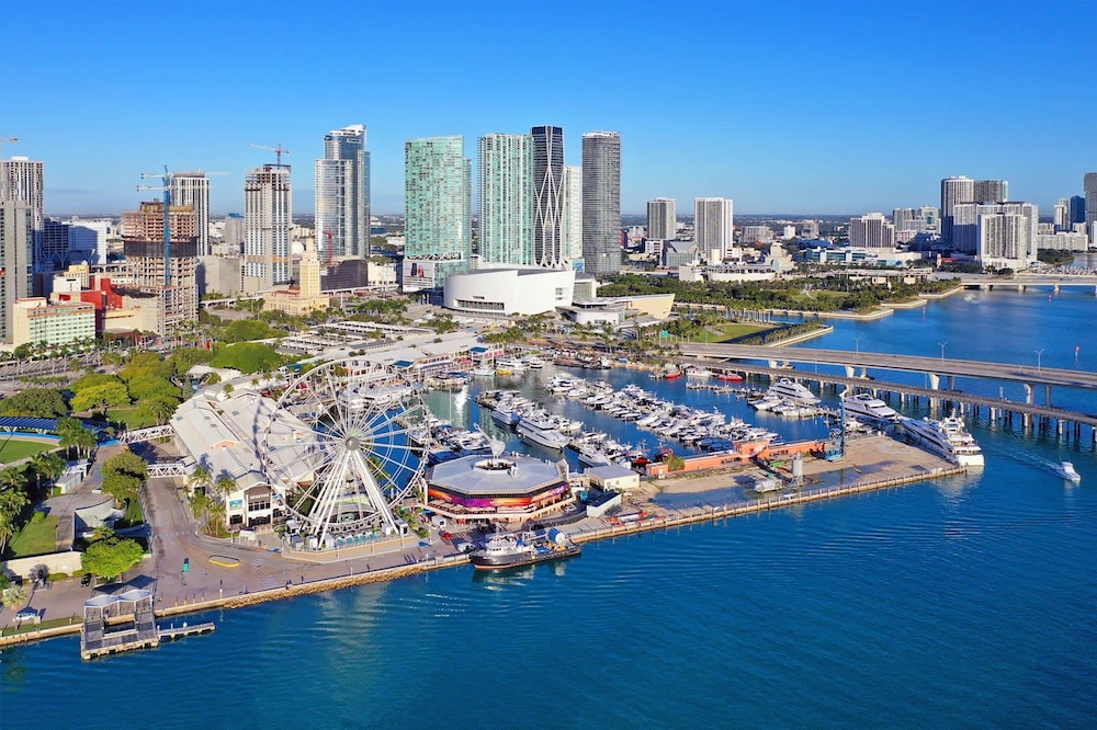 Sky High oasis Large Studio POOL & GYM — 4-Star Luxury Hotel in Miami, United States