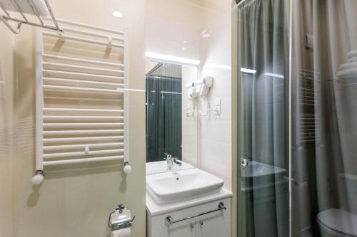 Luxury 3 BR apartment by Freedom square City Center