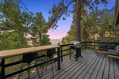 Updated Mountain Cabin Retreat with 180 views off Deck and Balcony — 4-Star Luxury Hotel in Running Springs, United States