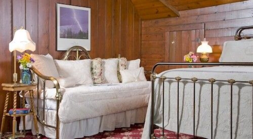 The Carriage House Inn Bed & Breakfast - photo 21