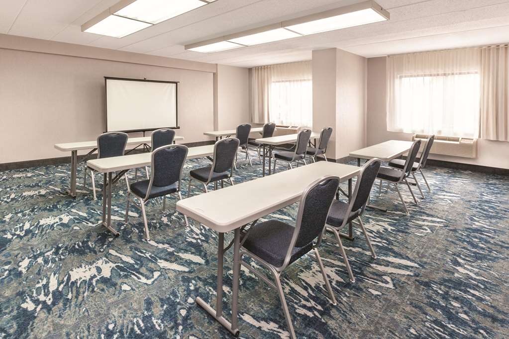 La Quinta Inn & Suites by Wyndham Philadelphia Airport - photo 18