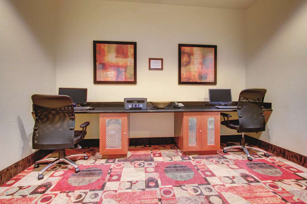 La Quinta Inn & Suites by Wyndham Denver Gateway Park - photo 60