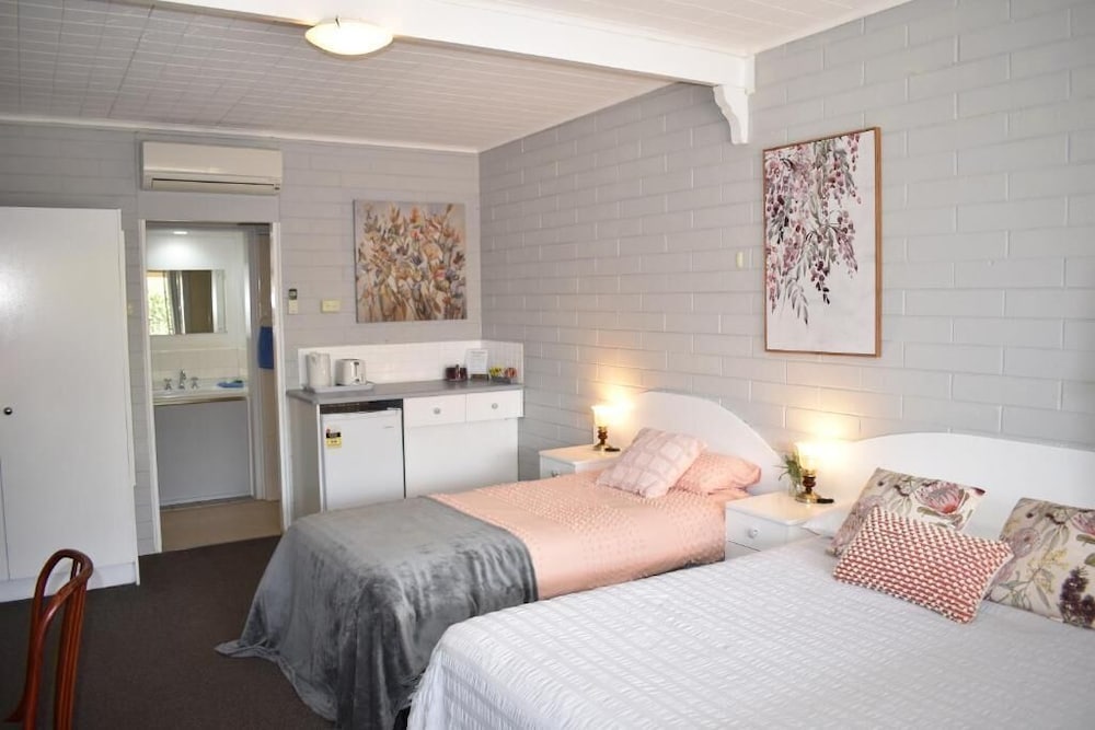 Peterborough Motel — Peterborough