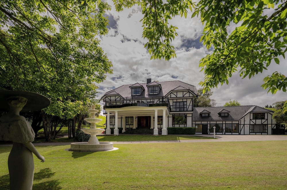Hana Lodge — 5-Star Luxury Hotel in Rotorua, New Zealand