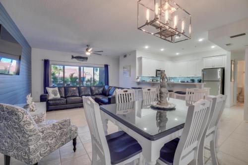 Luxury Condo near White Sandy Beaches 2 Min Walk — 4-Star Luxury Hotel in Bradenton Beach, United States