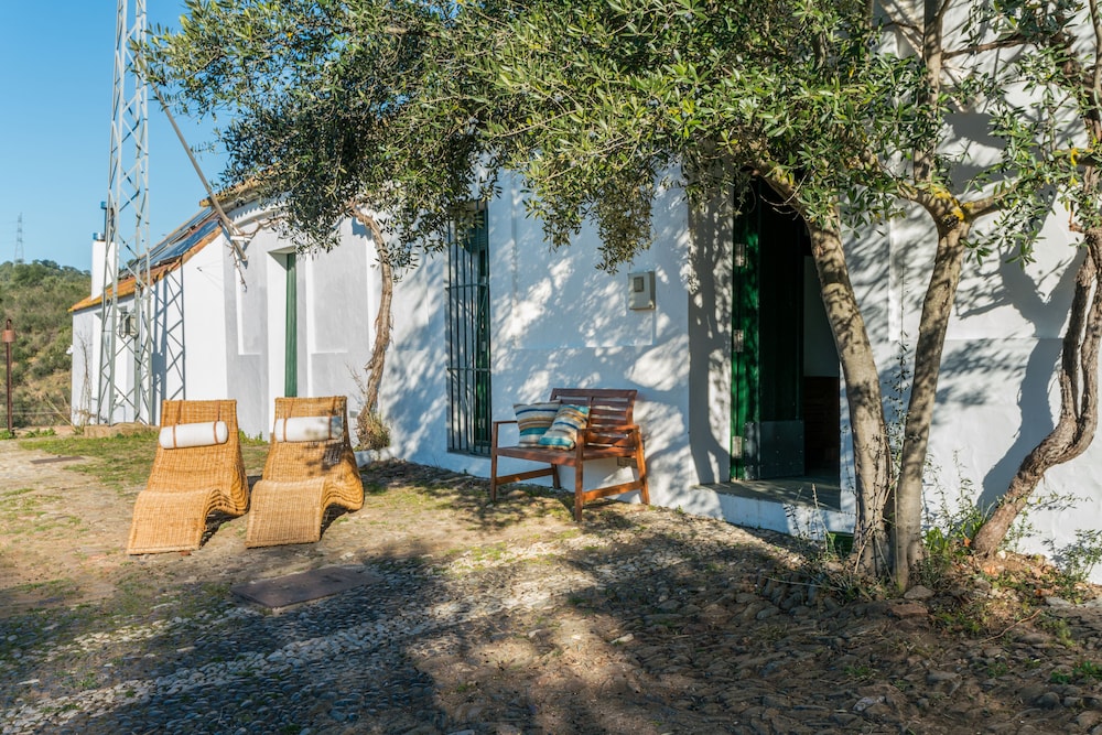 Casa del Ingeniero alberca 4 Hab 8 Pers 3 Chimeneas con horno — 4-Star Luxury Hotel in Villanueva De Los Castillejos, Spain