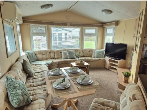 Meadow Lakes 64 pet friendly WiFi & bed linen Golden Palm Resort Meadow Lakes Caravan & Lodge Hire in Chapel Saint Leonards, United Kingdom