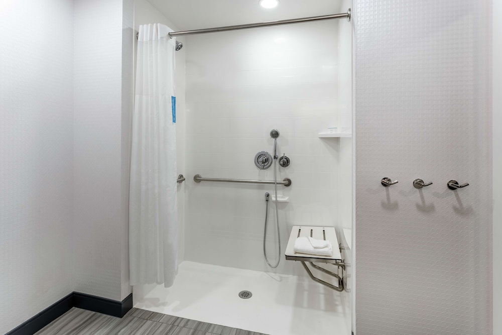 Hampton Inn Oakland Downtown City Center - photo 17