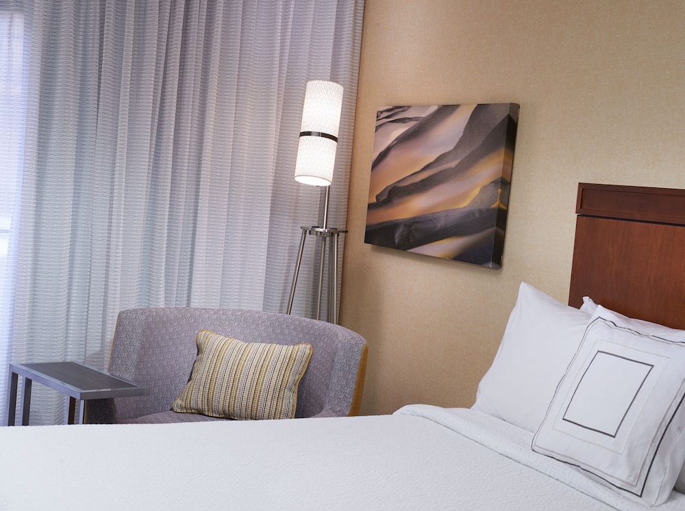 Courtyard by Marriott Detroit Dearborn - photo 3