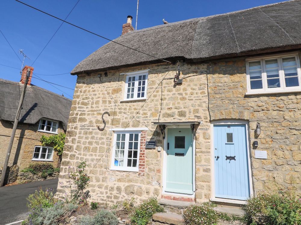 Dormouse Cottage — 4-Star Luxury Hotel in Bridport, United Kingdom