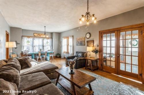 Bright 4BR Bungalow Sleep 12 near Des Moines & i80 — 4-Star Luxury Hotel in Stuart, United States