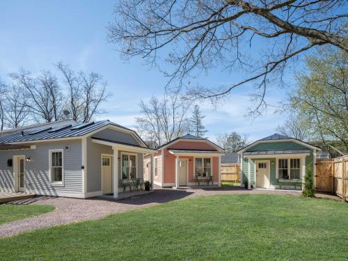 Queen City Bungalow & Cottages — 4-Star Luxury Hotel in Burlington, United States