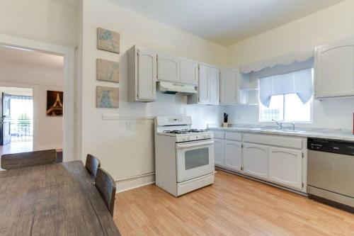 5 Bedroom Koreatown Charmer near DTLA — 4-Star Luxury Hotel in Los Angeles, United States