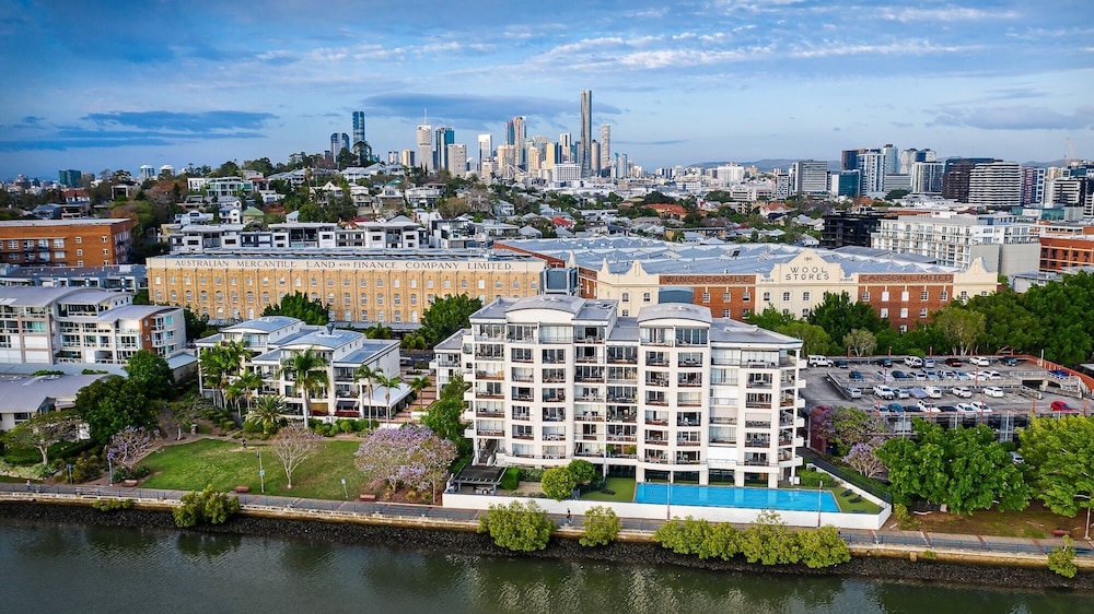 Goldsborough Place Apartments — 4-Star Luxury Hotel in Teneriffe, Australia