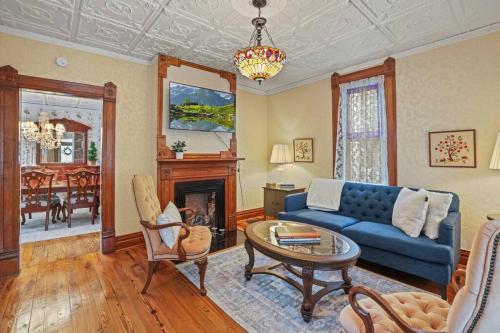 Charming Victorian Home 2 minutes to downtown — 4-Star Luxury Hotel in Lancaster, United States