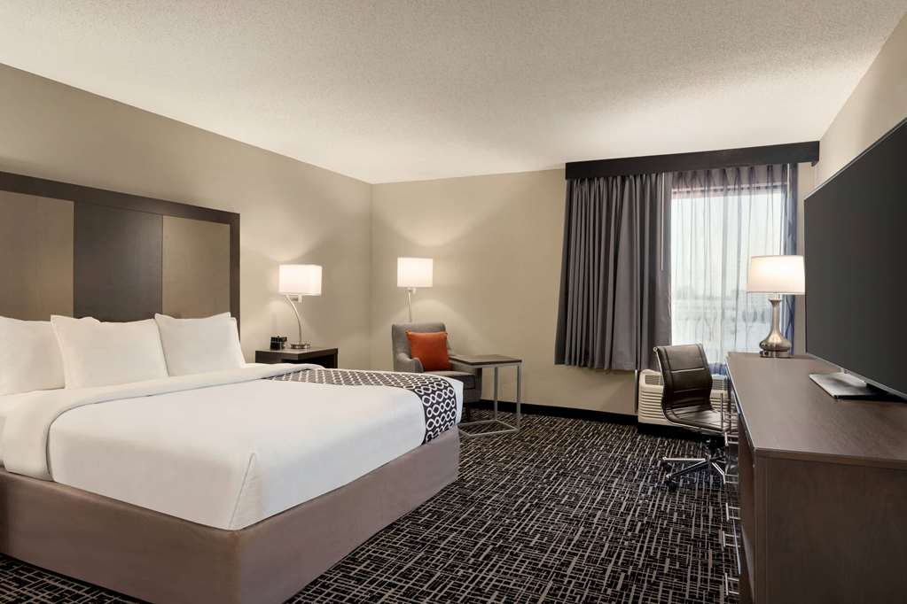 La Quinta Inn & Suites by Wyndham St Louis Route 66 - photo 16