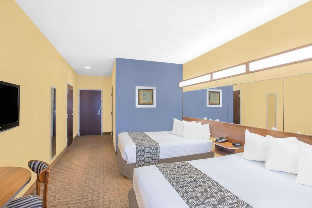 Microtel Inn & Suites by Wyndham Chili Rochester Airport - photo 7