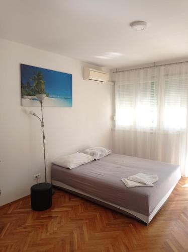 Pretty big double bed room with balcony - last minute hotel in Split