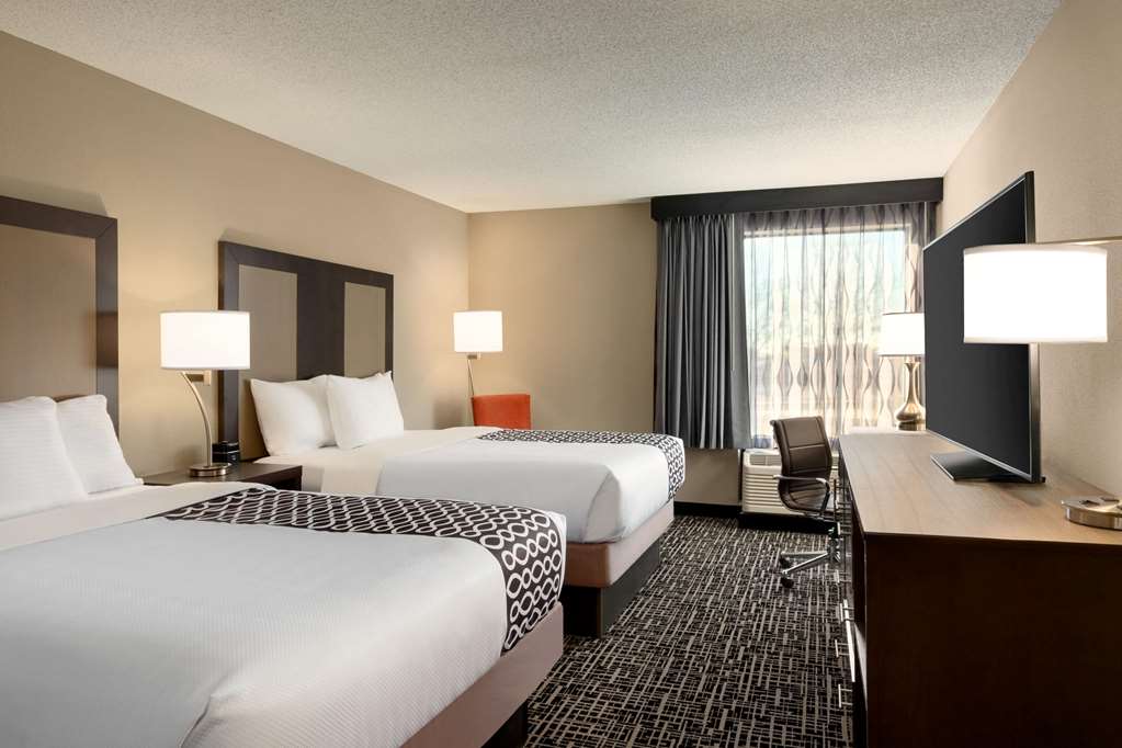 La Quinta Inn & Suites by Wyndham St Louis Route 66 - photo 17