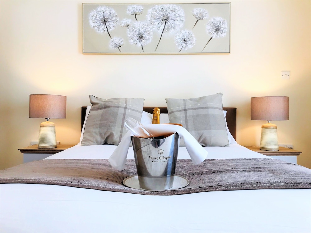 Ice House Apartments — 4-Star Luxury Hotel in Swansea, United Kingdom