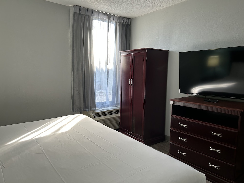 Clarion Inn & Suites Grand Rapids Airport - photo 60