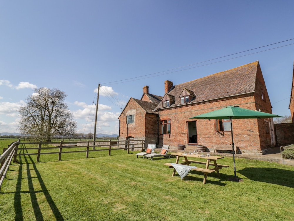 Manor Farm Cottage — 4-Star Luxury Hotel in Worcester, United Kingdom