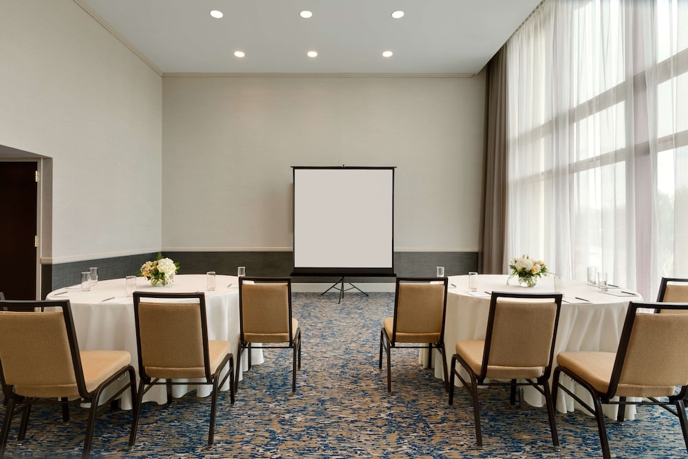 Embassy Suites by Hilton Boston Waltham - photo 8