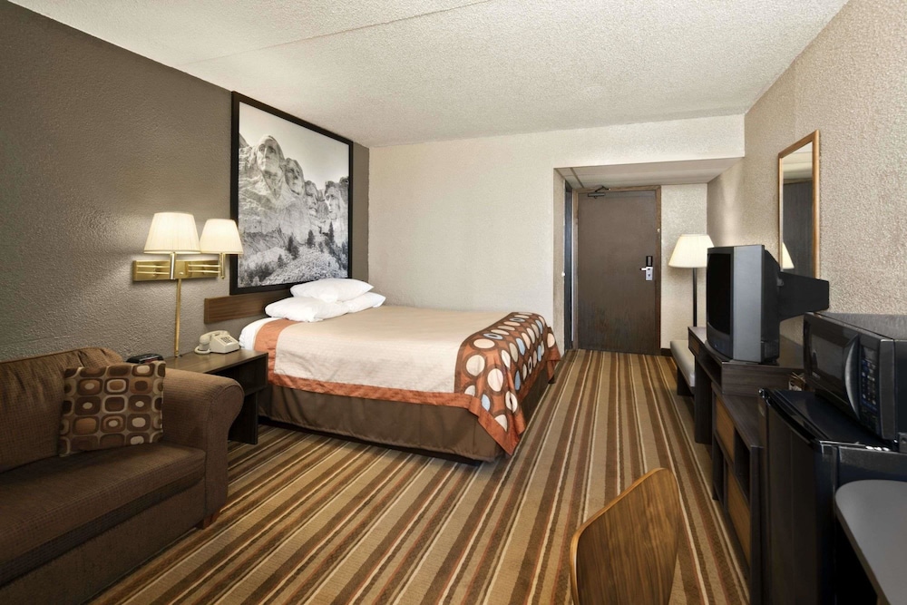 Super 8 by Wyndham Redfield - photo 17