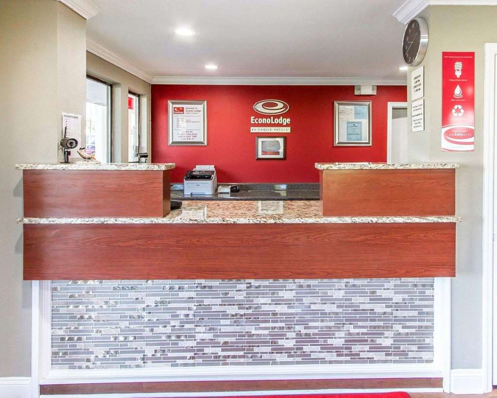 Econo Lodge Lanett - photo 2