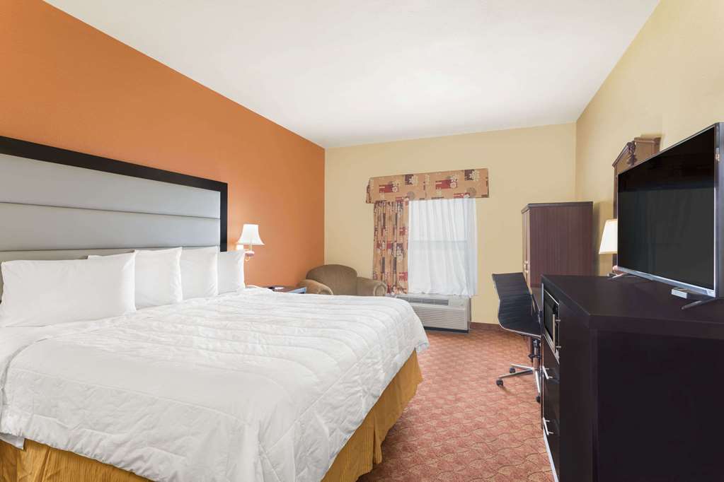 Baymont by Wyndham Fayetteville - photo 11