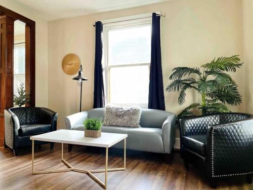 Abode à la Mode Centrally Located 2BR 1BA Home — 4-Star Luxury Hotel in Evansville, United States