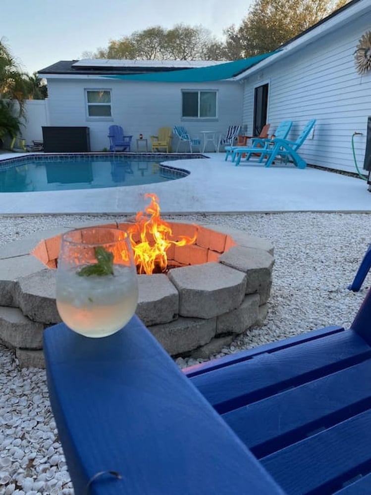 Heated Pool Close to St Pete Tampa Pet Friendly — hotel in Pinellas Park