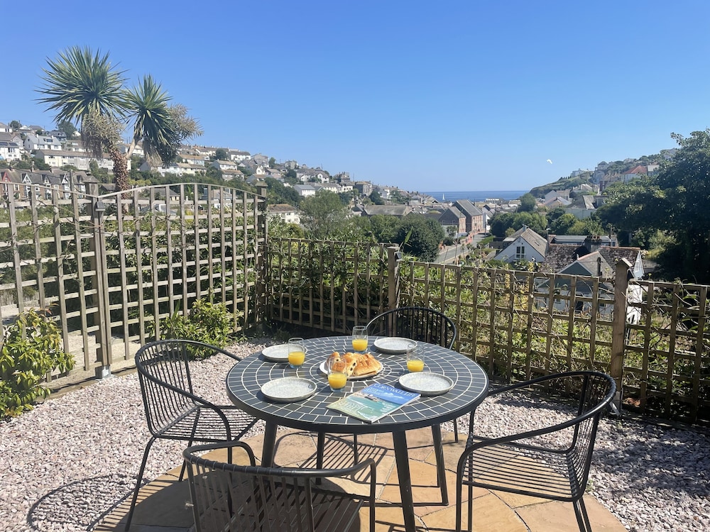 Mevagissey Holiday Home sea view and parking — 4-Star Luxury Hotel in St Austell, United Kingdom