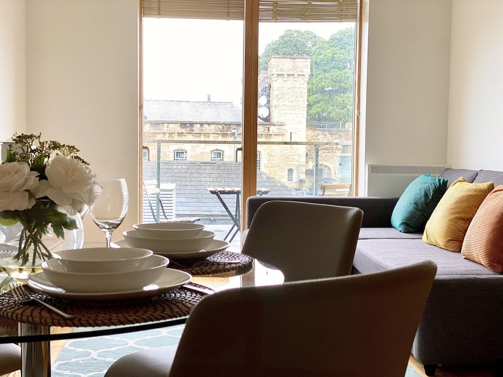 Oxford Castle View Apartment — 4-Star Luxury Hotel in Oxford, United Kingdom