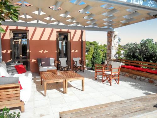 Charming house with sea view in Chrousa fenced garden — 4-Star Luxury Hotel in Ano Syros, Greece