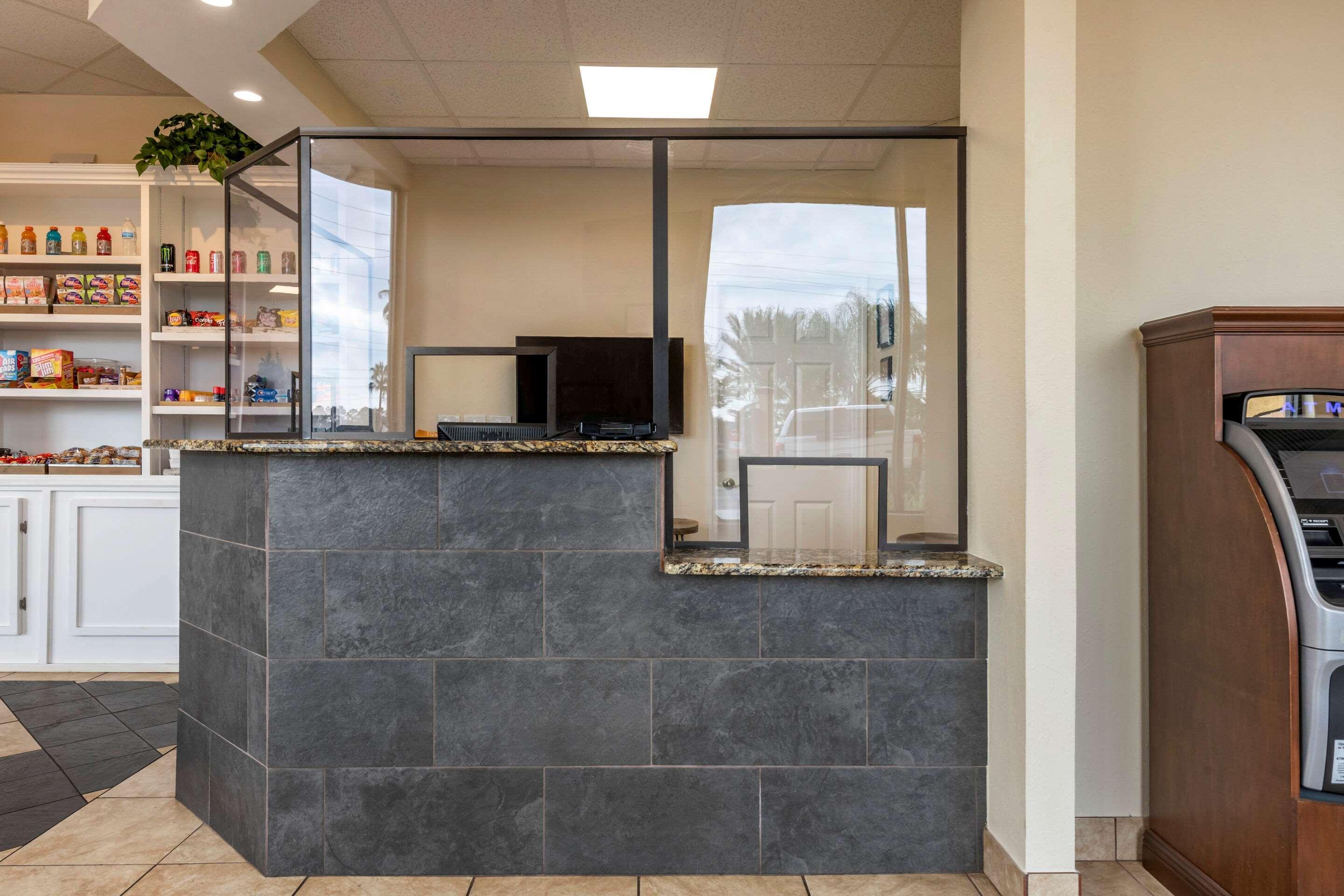 Econo Lodge Inn & Suites Maingate Central - photo 28