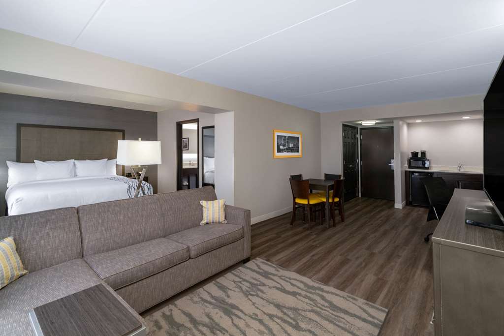 La Quinta Inn & Suites by Wyndham Raleigh Downtown North - photo 22