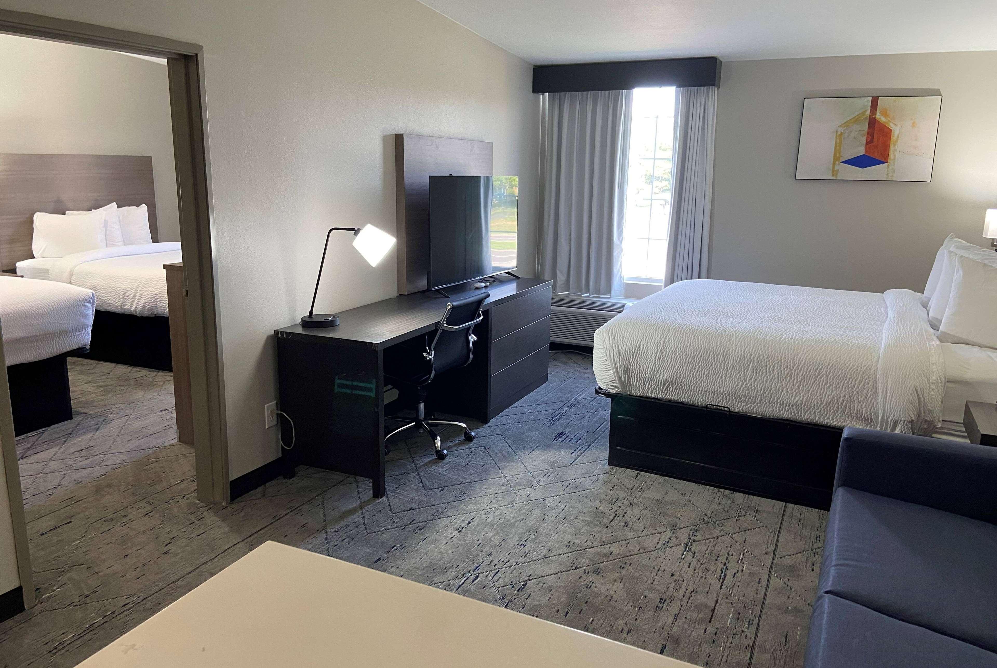 Days Inn & Suites by Wyndham Tahlequah - photo 9