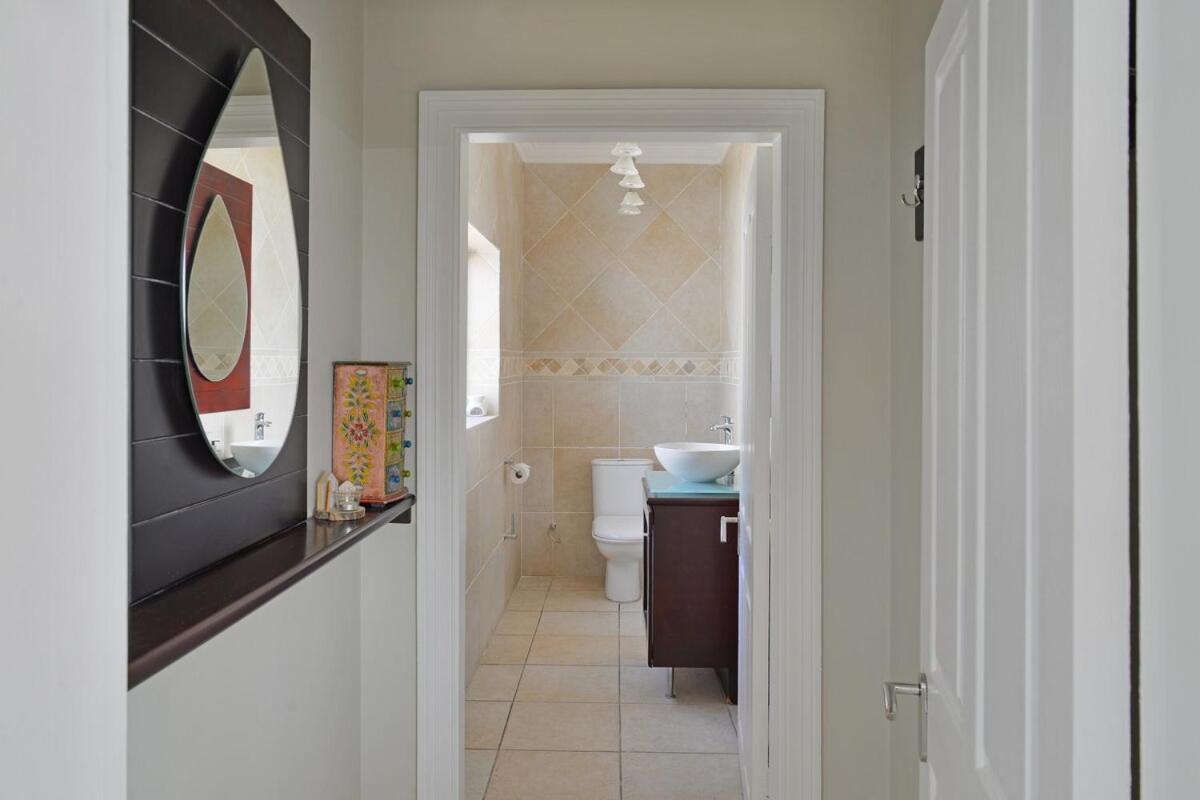 Elegant Camps Bay Villa with Pool 150m to Beach