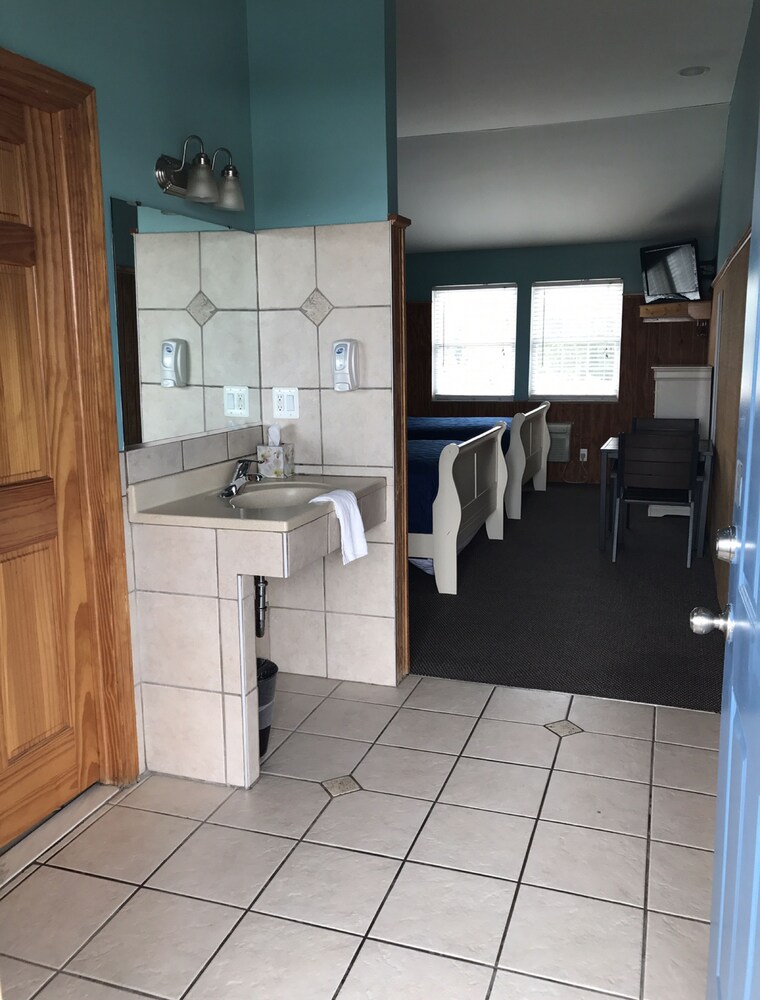Pelican Point Motel - photo 19