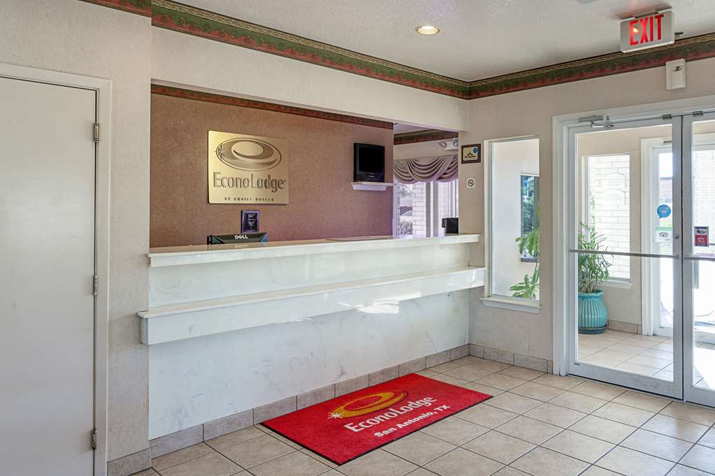 Econo Lodge San Antonio South - photo 9
