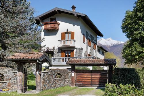 Casa Letizia con Piscina — 4-Star Luxury Hotel in Colico Piano, Italy