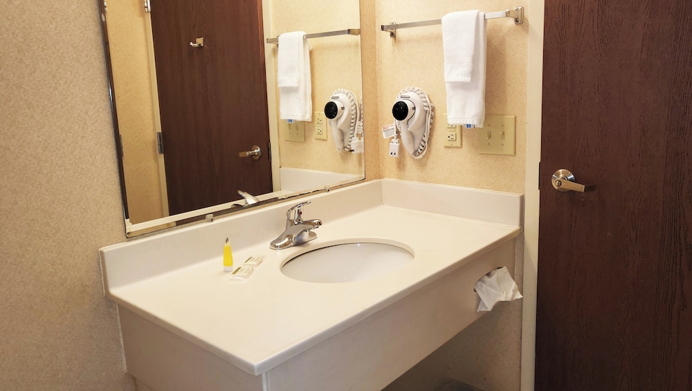 Magnuson Hotel West Liberty - photo 22