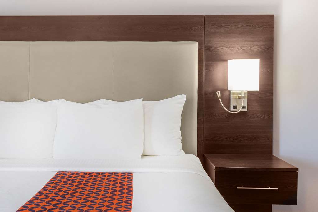 La Quinta Inn & Suites by Wyndham Rockford - photo 15