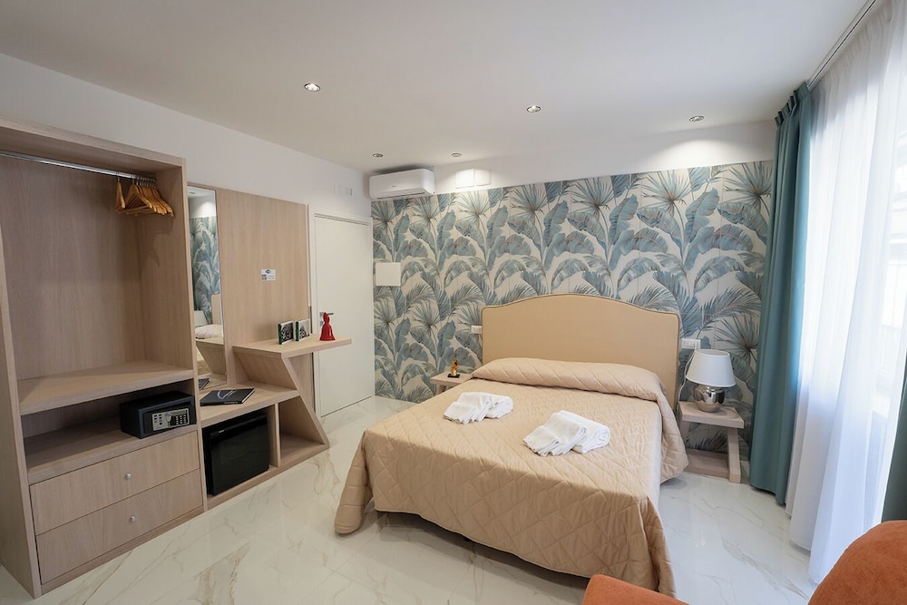 PC Boutique H Sea View by ClaPa group — hotel in Naples