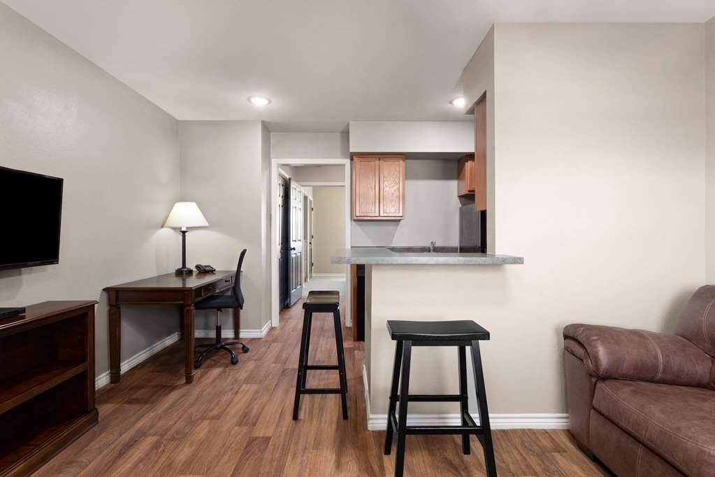 Eagle's Den Suites Kenedy a Travelodge by Wyndham - photo 9